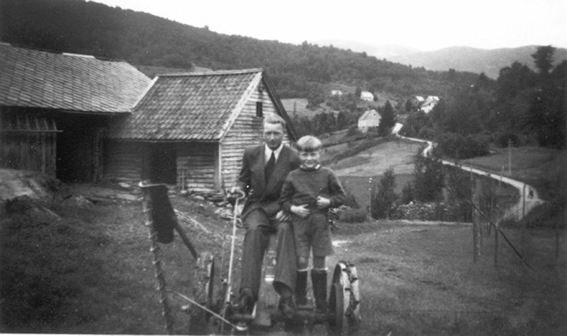 Odd og Rasmus.jpg - Odd Wiehe og Rasmus Kvien bak lven ca. 1948 - Odd Wiehe and Rasmus Kvien behind the barn at Kvien farm about 1948.